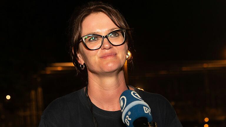 Sprengmeisterin Ulrike Matthes Stunden nach der Sprengung erste Statements für Medienvertreter. Sprengmeisterin Ulrike Matthes Stunden nach der Sprengung erste Statements für Medienvertreter.