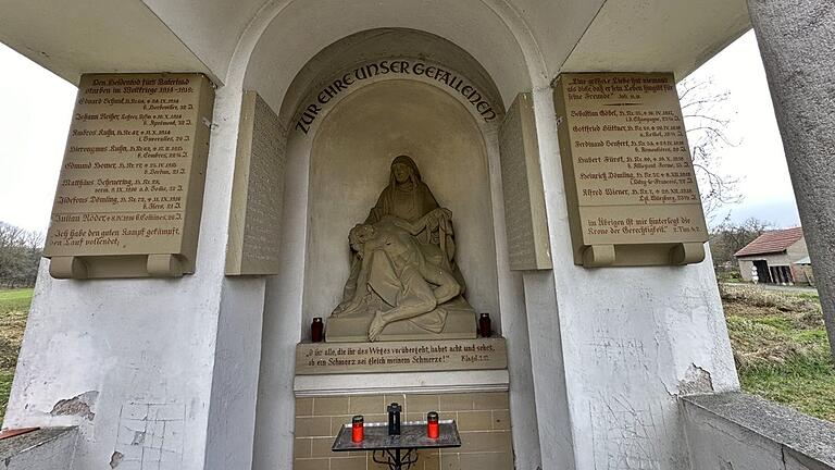 Dringende Ausbesserungsarbeiten sind an der Kriegergedächtniskapelle im Friedhof Althausen notwendig. Darauf wurde bereits bei der letzten Bürgerversammlung verwiesen.