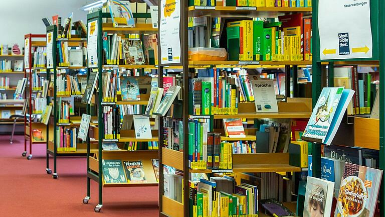 In den Räumen der Stadtbibliothek kann am 31. Oktober einer spannenden Geschichte gelauscht werden. In den Räumen der Stadtbibliothek kann am 31. Oktober einer spannenden Geschichte gelauscht werden.