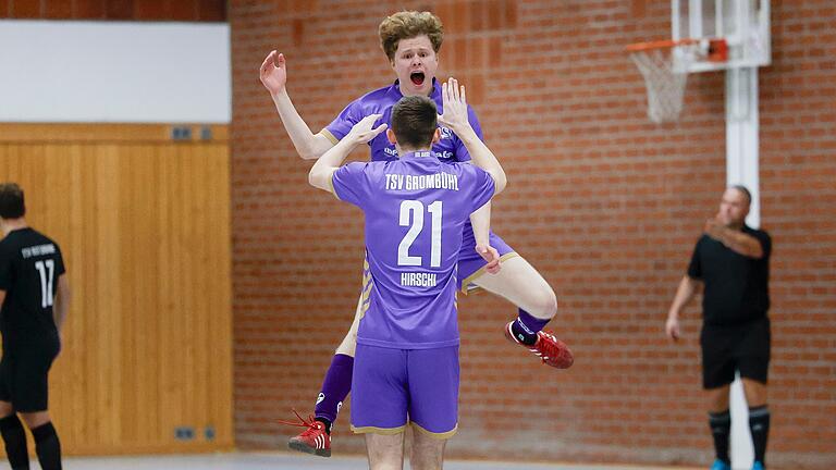 Freude über den Halbfinalerfolg des TSV Grombühl: Nico Hirschmann (vorne) feiert Max Heininger, der gerade den 1:0-Siegtreffer gegen den TSV Rottendorf erzielt hat.