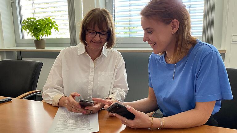 Cordula Kuhlmann (links) und Stephanie Tratt entwickeln am Landratsamt Bad Kissingen die App 'Pocket-Dorf - mein Dorfnetzwerk'.