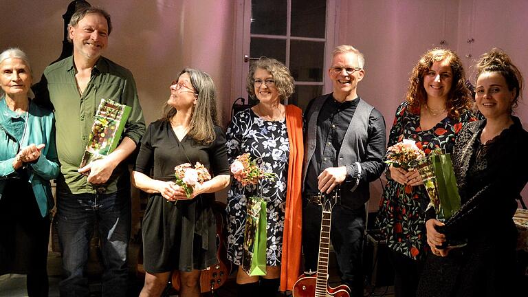 Beste Laune am Ende der Konzertveranstaltung 'Musikalisches Turmspringen' im Zellinger Torturm (von links): Vorsitzende Ingrid Sperber,
Tom und Steffi Reuchlein – alias Duo Zweipunkto, Elke Fasel und Thomas Gillig sowie Julia Hoffmann und Jessica Haas – alias Duo Ophilia.