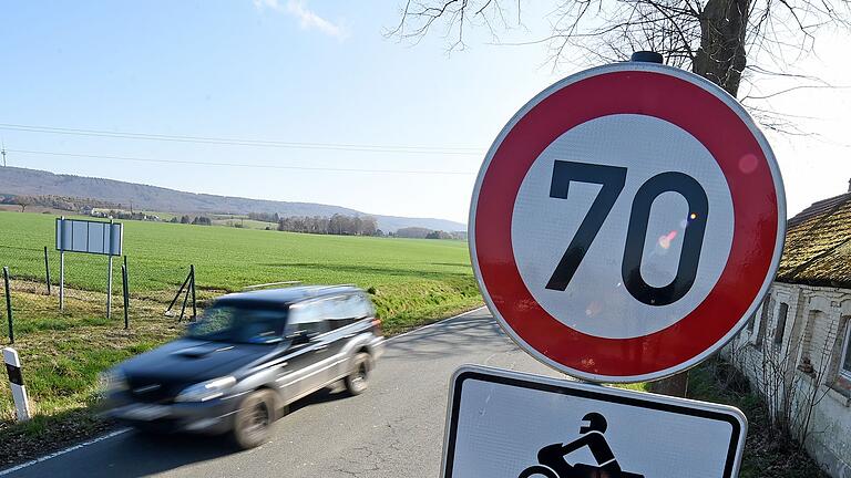 Tempo 70-Schild       -  In Bayern haben Unbekannte mehrere Tempo-70-Schilder entwendet.