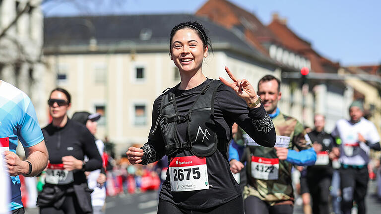 Zahlreiche Läuferinnen und Läufer nehmen am Sonntag 06.04.25 beim 35. Residenzlauf in Würzburg teil.