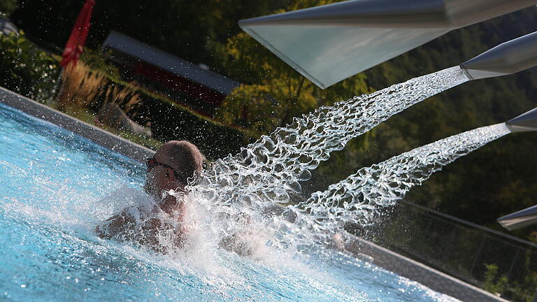 384723503.jpeg - Ein Badegast genießt in einem Außenbecken einer Therme das Wasser. 384723503.jpeg - Ein Badegast genießt in einem Außenbecken einer Therme das Wasser.