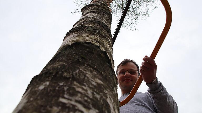 Pater Josef Aszyk aus Mariabuchen hat den Maibaum in Rettersbach umgesägt. Für ein Foto hat er noch einmal eine Säge hingehalten. Das eigentliche Tatwerkzeug ließ er in der Hitze des Gefechts jedoch liegen. Pater Josef Aszyk aus Mariabuchen hat den Maibaum in Rettersbach umgesägt. Für ein Foto hat er noch einmal eine Säge hingehalten. Das eigentliche Tatwerkzeug ließ er in der Hitze des Gefechts jedoch liegen.