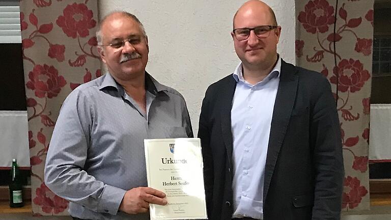 Für eine zwölfjährige Tätigkeit als Ortssprecher bedankte sich Bürgermeister Tobias Seufert (rechts) bei Herbert Seufert mit Urkunde und Präsenten. Für eine zwölfjährige Tätigkeit als Ortssprecher bedankte sich Bürgermeister Tobias Seufert (rechts) bei Herbert Seufert mit Urkunde und Präsenten.