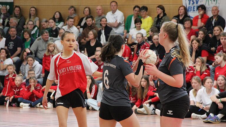 Im U-19-Halbfinale setzte sich der VfL Niederwerrn (von rechts: Sophie Kleinhenz und Jana Stürzenberger) mit 10:5 gegen den TSV Bergrheinfeld (links Sanja Geus) durch.