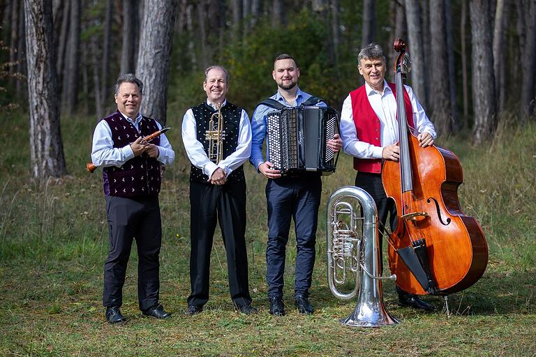 Den Auftakt des Wernecker Kulturfrühlings gestalten „Kilian, Kolonat und TonArt“ am Samstag, 9. März, ab 20 Uhr im Café Balthasar im Schloss Werneck. Den Auftakt des Wernecker Kulturfrühlings gestalten „Kilian, Kolonat und TonArt“ am Samstag, 9. März, ab 20 Uhr im Café Balthasar im Schloss Werneck.