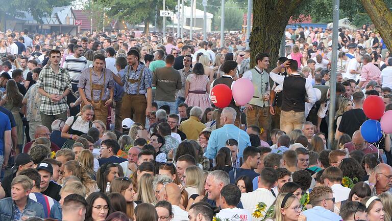 Sand eskaliert! Beim 33. Altmain-Weinfest am Samstag rockte die Münchener Band &quot;Tetrapack&quot; und zog die unendlich vielen Gäste in ihren Bann.