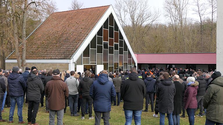 800 Menschen gaben dem allseits bekannten Zeiler Robert Hetterich das letzte Geleit auf dem Hainfriedhof. 800 Menschen gaben dem allseits bekannten Zeiler Robert Hetterich das letzte Geleit auf dem Hainfriedhof.