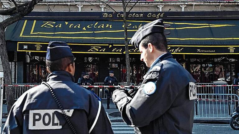 FRANCE-ATTACKS-BATACLAN-PARLIAMENTARY-INQUIRY - Um Aufschlüsse der Pariser Terrornacht vom November 2015 zu erhalten, wurden die Ereignisse rund um die Konzerthalle „Bataclan“ nachgestellt. FRANCE-ATTACKS-BATACLAN-PARLIAMENTARY-INQUIRY - Um Aufschlüsse der Pariser Terrornacht vom November 2015 zu erhalten, wurden die Ereignisse rund um die Konzerthalle „Bataclan“ nachgestellt.