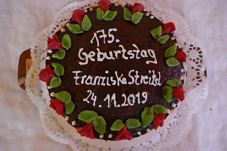 Eine kunstvoll verzierte Torte zum Geburtstag.