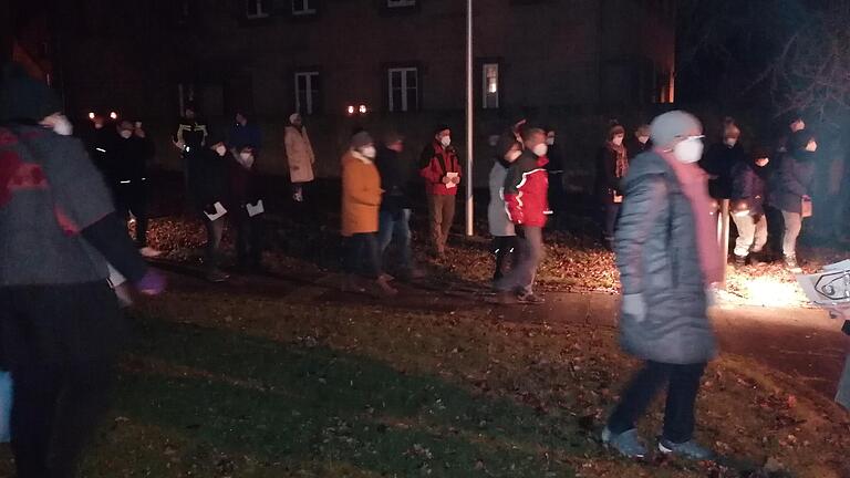 Viele liefen beim 'Weihnachtlichen Christbaumweg' mit.