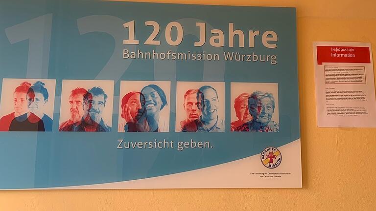 Die Bahnhofsmission hilft Flüchtlingen, die auf eigene Faust am Würzburger Bahnhof ankommen. Die Bahnhofsmission hilft Flüchtlingen, die auf eigene Faust am Würzburger Bahnhof ankommen.