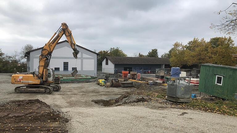 Am staatlicher Bauhof in Gerolzhofen am Bischwinder Weg haben die Bauarbeiten für ein neues Ausbildungsgebäude begonnen, das sich direkt an die Halle im Hintergrund anschließen wird.