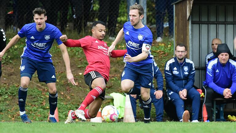 Gochsheims Kapitän Tino Kummer (rechts, im Duell mit Tyrell Walton von der FT Schweinfurt) spielt endlich wieder mit seinem Bruder Nico in einer Mannschaft.