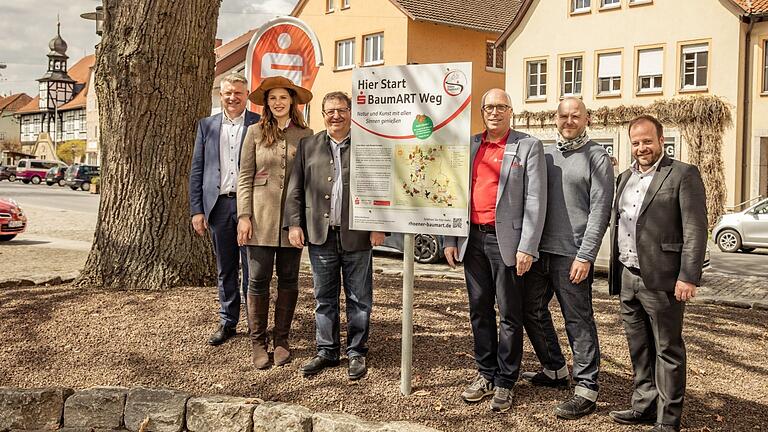 Mit dem Ostheimer Erlebnisweg 'Rhöner Baumart' feiert die Stiftung der Sparkasse Bad Neustadt ihr 25-jähriges Bestehen. Bei der Einweihung (von links): Klaus Grenzer (Sparkasse), die Deutsche Baumkönigin Johanna Werk, der stellvertretende Landrat Josef Demar, Sparkassen-Chef Georg Straub, Illustrator Marco Wagner und Bürgermeister Steffen Malzer. Mit dem Ostheimer Erlebnisweg 'Rhöner Baumart' feiert die Stiftung der Sparkasse Bad Neustadt ihr 25-jähriges Bestehen. Bei der Einweihung (von links): Klaus Grenzer (Sparkasse), die Deutsche Baumkönigin Johanna Werk, der stellvertretende Landrat Josef Demar, Sparkassen-Chef Georg Straub, Illustrator Marco Wagner und Bürgermeister Steffen Malzer.