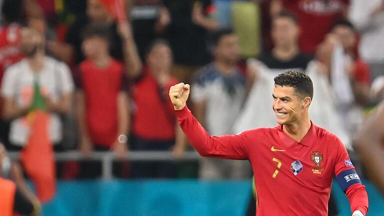 Christiano Ronaldo       -  Cristiano Ronaldo tritt nun im Trikot von Al-Nassr auf. Sein Gehalt dort ist deutlich höher, als in Europa.