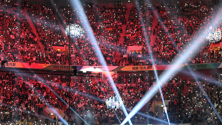 Handball-EM - Eröffnungsfeier.jpeg - Mit einer Laser- und Lichtshow wird die Handball-EM vor einer Weltrekordkulisse in Düsseldorf eröffnet. Handball-EM - Eröffnungsfeier.jpeg - Mit einer Laser- und Lichtshow wird die Handball-EM vor einer Weltrekordkulisse in Düsseldorf eröffnet.