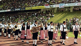 Stolzer Auftritt der Sandberger Musikkapelle im Nürnberger Stadion vor dem Anpfiff des Spiels. - Stolzer Auftritt der Sandberger Musikkapelle im Nürnberger Stadion vor dem Anpfiff des Spiels. Stolzer Auftritt der Sandberger Musikkapelle im Nürnberger Stadion vor dem Anpfiff des Spiels. - Stolzer Auftritt der Sandberger Musikkapelle im Nürnberger Stadion vor dem Anpfiff des Spiels.