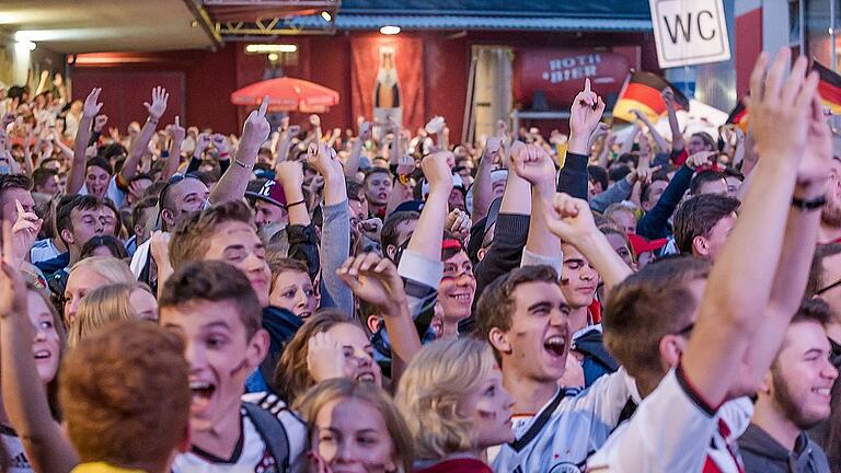 Wer erinnert sich nicht gerne daran: 14. Juli 2014 Deutschland wird Weltmeister in Brasilien. Das wurde in zahlreichen Public Viewing-Veranstaltungen wie hier in Schweinfurt ausgelassen gefeiert. Am 17. Juni startet die Deutsche Nationalelf zur Titelverteidigung in Russland, das kann man im WM-Fandorf in Niederlauer mitverfolgen. Wer erinnert sich nicht gerne daran: 14. Juli 2014 Deutschland wird Weltmeister in Brasilien. Das wurde in zahlreichen Public Viewing-Veranstaltungen wie hier in Schweinfurt ausgelassen gefeiert. Am 17. Juni startet die Deutsche Nationalelf zur Titelverteidigung in Russland, das kann man im WM-Fandorf in Niederlauer mitverfolgen.