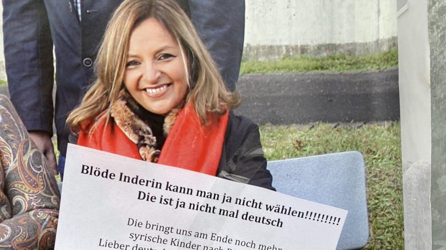 Rassismus pur: Ein Unbekannter hat das Wahlplakat der Gemeinderatskandidatin Jasmin Singh-Neckermann mit einem beleidigenden, hetzerischen Kommentar beklebt. Sie wird rechtliche Schritte einleiten. Foto: Singh-Neckermann       -  Rassismus pur: Ein Unbekannter hat das Wahlplakat der Gemeinderatskandidatin Jasmin Singh-Neckermann mit einem beleidigenden, hetzerischen Kommentar beklebt. Sie wird rechtliche Schritte einleiten. Foto: Singh-Neckermann