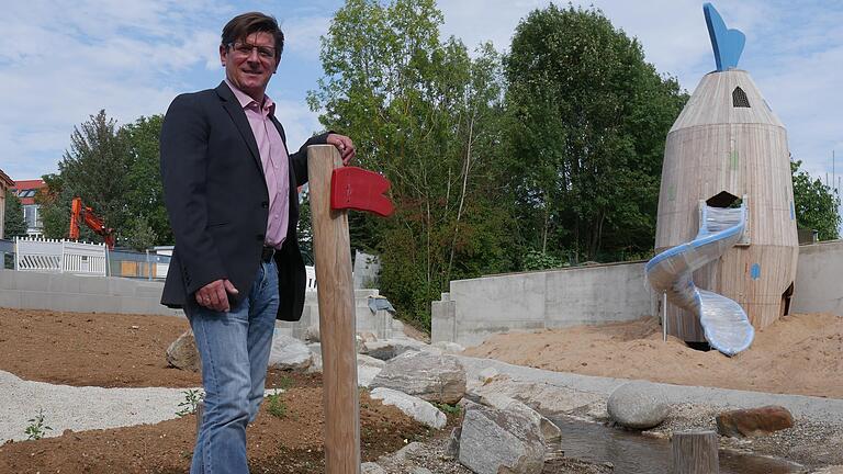Bei der Rückfahrt aus dem Urlaub hat sich Bürgermeister René Wohlfart bereits auf die Arbeit im Rathaus gefreut und war besonders von den Fortschritten am Wasserspielplatz Güßgraben angetan. Bei der Rückfahrt aus dem Urlaub hat sich Bürgermeister René Wohlfart bereits auf die Arbeit im Rathaus gefreut und war besonders von den Fortschritten am Wasserspielplatz Güßgraben angetan.