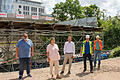 Unter dem Schutzgerüst rauschen die Züge durch die Baustelle. Im Hintergrund ist die Betonpfahlwand zu sehen, die an der Waltherstraße die Baustelle vom Stadtring abstützt. Von links: : Georg Maier, (Ingenieurbüro Maier), Annette Messerer (Leiterin des Fachbereichs Tiefbau und Verkehrswesen), Baureferent Benjamin Schneider, Leonhard Gehrig und Michael Göcke (beide Brücken- und Ingenieurbau Fachbereich Tiefbau und Verkehrswesen).