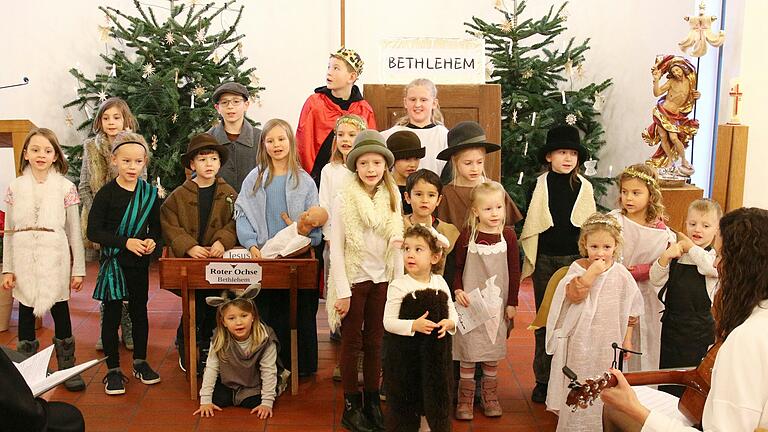 Holten quasi 'spielerisch' die frohe Weihnachtsbotschaft nach Wiesentheid – 20 Kinder brachten sehr gekonnt und ohne Nervosität, im diesjährigen Familiengottesdienst der evangelischen Kirchengemeinde, das Krippenspiel 'Detektiv Spürnase und die Krippe' zur Aufführung.&nbsp;