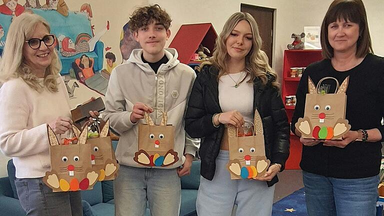 Schüler der Berufsfachschule Ochsenfurt mit Osternestern. Schüler der Berufsfachschule Ochsenfurt mit Osternestern.