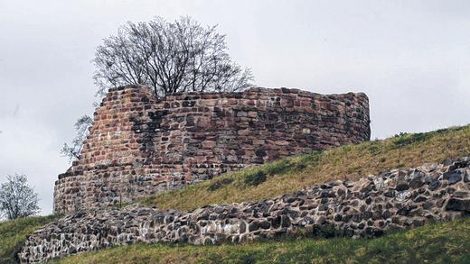 Antrag auf Schuldenerlass für die Osterburg-Sanierung - (top) Die sanierte Ruine der Osterburg ist ein Schmuckstück für Bischofsheim geworden. Allerdings hatten die Arbeiten ihren Preis. Für den großen Aufwand gab es zwar Fördermittel vom Land, allerdings wurden sie teils nur als Darlehen gewährt, da die Stadt vor einigen Jahren finanziell gut ausgestattet war. Damals hatte sich der Verein Freunde der Osterburg bereit erklärt, diese Darlehen zu tilgen. Von 50 000 Euro hat er 8750 geleistet, jetzt aber den Antrag gestellt, dass ihn die Stadt aus der Verpflichtung entlässt, die fehlenden 41 250 Euro zu zahlen. Die Vereinseinnahmen würden für die Instandhaltung der Osterburg aufgebraucht, heißt es in der Begründung. Die Stadt ihrerseits habe Signale bekommen, dass der Freistaat bereit ist, auf seine Forderung zu verzichten, berichtete Bürgermeister Udo Baumann nun dem Stadtrat. Grund sei die absehbar ungünstigere finanzielle Lage Bischofsheims aufgrund anstehender Großprojekte. Der Stadtrat beschloss nun, die Tilgung der Osterburgfreunde für ein Jahr auszusetzen und gleichzeitig einen Antrag auf Erlass des Darlehens in München zu stellen. Habe der Erfolg, sei das Problem geklärt. Werde er abgelehnt, soll neu über das Thema beraten werden. Antrag auf Schuldenerlass für die Osterburg-Sanierung - (top) Die sanierte Ruine der Osterburg ist ein Schmuckstück für Bischofsheim geworden. Allerdings hatten die Arbeiten ihren Preis. Für den großen Aufwand gab es zwar Fördermittel vom Land, allerdings wurden sie teils nur als Darlehen gewährt, da die Stadt vor einigen Jahren finanziell gut ausgestattet war. Damals hatte sich der Verein Freunde der Osterburg bereit erklärt, diese Darlehen zu tilgen. Von 50 000 Euro hat er 8750 geleistet, jetzt aber den Antrag gestellt, dass ihn die Stadt aus der Verpflichtung entlässt, die fehlenden 41 250 Euro zu zahlen. Die Vereinseinnahmen würden für die Instandhaltung der Osterburg aufgebraucht, heißt es in der Begründung. Die Stadt ihrerseits habe Signale bekommen, dass der Freistaat bereit ist, auf seine Forderung zu verzichten, berichtete Bürgermeister Udo Baumann nun dem Stadtrat. Grund sei die absehbar ungünstigere finanzielle Lage Bischofsheims aufgrund anstehender Großprojekte. Der Stadtrat beschloss nun, die Tilgung der Osterburgfreunde für ein Jahr auszusetzen und gleichzeitig einen Antrag auf Erlass des Darlehens in München zu stellen. Habe der Erfolg, sei das Problem geklärt. Werde er abgelehnt, soll neu über das Thema beraten werden.