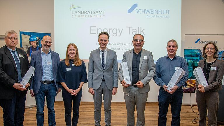 Sie sprachen und führten durch den Abend des EnergyTalks (von links): Peter Stuckert (PNO Consultants), Frank Deubner (Wirtschaftsförderung Landkreis Schweinfurt), Johanna Faustmann (Wirtschaftsförderung Stadt Schweinfurt), Landrat Florian Töpper, Mario Lory (Technischer Leiter der ZF AG, Standort Schweinfurt), Andreas Mitesser (Ingenieurbüro Mitesser), Véronique Joly-Müller (Boos Hummel & Wegerich). Sie sprachen und führten durch den Abend des EnergyTalks (von links): Peter Stuckert (PNO Consultants), Frank Deubner (Wirtschaftsförderung Landkreis Schweinfurt), Johanna Faustmann (Wirtschaftsförderung Stadt Schweinfurt), Landrat Florian Töpper, Mario Lory (Technischer Leiter der ZF AG, Standort Schweinfurt), Andreas Mitesser (Ingenieurbüro Mitesser), Véronique Joly-Müller (Boos Hummel & Wegerich).