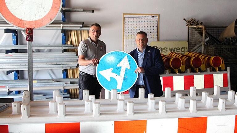 'Fränkische Hüttenwerke' nennen Volkachs Bauhofleiter Harald Troll und Bürgermeister Heiko Bäuerlein (von links) schmunzelnd die alten Baracken, die in den 1970er Jahren auf dem Bauhofareal aufgestellt wurden und heute noch als Lager und Werkstatt dienen. 'Fränkische Hüttenwerke' nennen Volkachs Bauhofleiter Harald Troll und Bürgermeister Heiko Bäuerlein (von links) schmunzelnd die alten Baracken, die in den 1970er Jahren auf dem Bauhofareal aufgestellt wurden und heute noch als Lager und Werkstatt dienen.