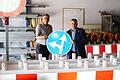 'Fränkische Hüttenwerke' nennen Volkachs Bauhofleiter Harald Troll und Bürgermeister Heiko Bäuerlein (von links) schmunzelnd die alten Baracken, die in den 1970er Jahren auf dem Bauhofareal aufgestellt wurden und heute noch als Lager und Werkstatt dienen.