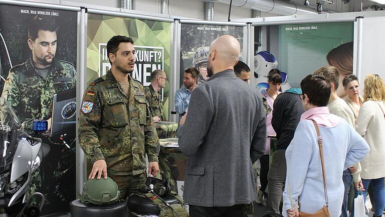 Auch Eindrücke aus dem Berufsalltag bei der Bundeswehr sind auf der Messe geboten. Auch Eindrücke aus dem Berufsalltag bei der Bundeswehr sind auf der Messe geboten.