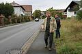 Erhard Wiltschko und Werner Müller an der Ortsdurchfahrt Schaippach, die in schlechtem Zustand ist. Sie fordern endlich den Bau der Ortsumgehung.