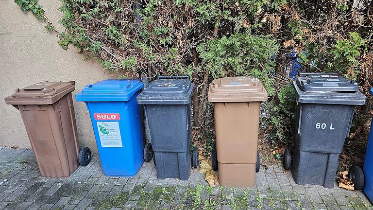 Die Kosten für Restmüll steigen ab 1. Januar. Blaue und braune Tonne sind nicht betroffen. Die Kosten für Restmüll steigen ab 1. Januar. Blaue und braune Tonne sind nicht betroffen.