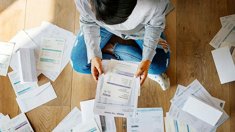 Nichts als Rechnungen – und damit eine finanzielle Last: In Unterfranken haben 5,6 Prozent der Menschen ein massives Schuldenproblem. Nichts als Rechnungen – und damit eine finanzielle Last: In Unterfranken haben 5,6 Prozent der Menschen ein massives Schuldenproblem.