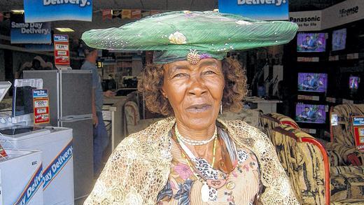 Kein alltägliches Motiv: Eine Hererofrau in Okahandja mit ihrer typischen Tracht.