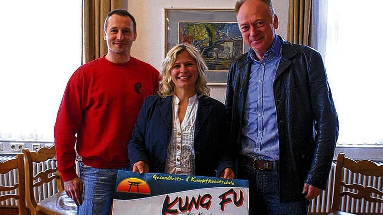 Kung Fu in der Turnhalle: Bürgermeister Helmut Blank (rechts) unterstützt den Kurs von Thomas und Kerstin Braungart-Zink. Kung Fu in der Turnhalle: Bürgermeister Helmut Blank (rechts) unterstützt den Kurs von Thomas und Kerstin Braungart-Zink.