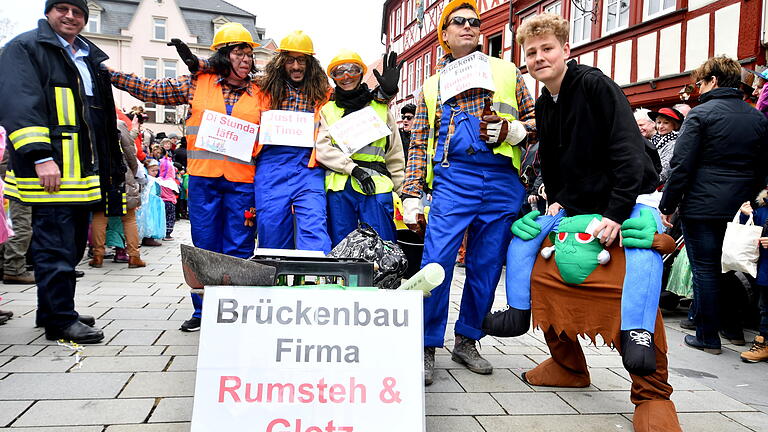 Eine Firma aus Frickenhausen bot ihre Dienste beim Wiederaufbau der Neuen Mainbrücke an.