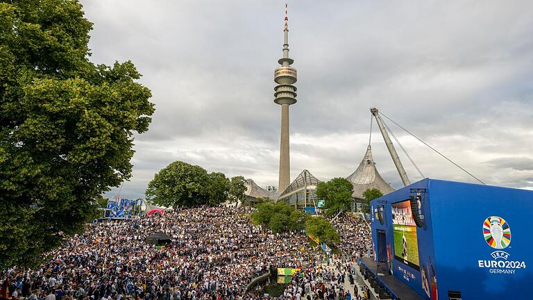 EM Public Viewing München       -  Im Olympiapark liegt die Bühne der offiziellen Fanzone. Während der Fußball-EM ist dort die UEFA- Fanzone.