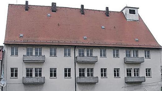 Neuer Kandidat: Das ehemalige Feuerwehrhaus ist jetzt als möglicher neuer Standort für das Ochsenfurter Stadtarchiv im Gespräch. Dafür könnten im Erdgeschoss des Gebäudes, das vor einiger Zeit verkauft wurde, Räume gemietet werden. Neuer Kandidat: Das ehemalige Feuerwehrhaus ist jetzt als möglicher neuer Standort für das Ochsenfurter Stadtarchiv im Gespräch. Dafür könnten im Erdgeschoss des Gebäudes, das vor einiger Zeit verkauft wurde, Räume gemietet werden.