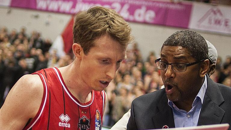 easyCredit BBL 2016-2017, 23. Spieltag, GIESSEN 46ers vs WALTER Tigers Tübingen       -  Skyler Bowlin (links) mit dem neuen Baskets-Co-Trainer Steven Key zu ihrer gemeinsamen Zeit in Gießen.