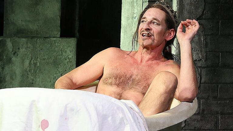 Shakespeares Drama zeigt anhand von Aufstieg und Fall des Monarchen Machtstrukturen und Mechanismen auf. Shakespeares Drama zeigt anhand von Aufstieg und Fall des Monarchen Machtstrukturen und Mechanismen auf.