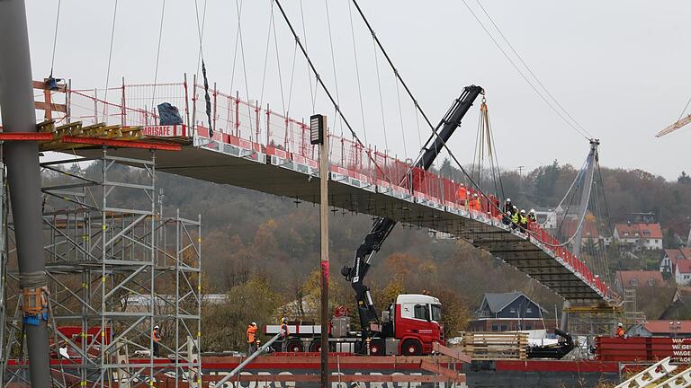 Der neue 'Mainsteg' zwischen Veitshöchheim und Margetshöchheim in der Endphase des Baus. So etwa hätte die Brücke zwischen Dettelbach und Mainsondheim wohl auch ausgesehen.&nbsp;