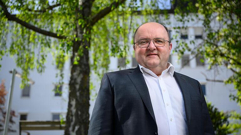 Alexander Schraml vor der Verwaltung des Landkreis-Kommunalunternehmens in Würzburg, in dem er nach 25 Jahren als Vorstand nun in die zweite Reihe zurückgetreten ist. Alexander Schraml vor der Verwaltung des Landkreis-Kommunalunternehmens in Würzburg, in dem er nach 25 Jahren als Vorstand nun in die zweite Reihe zurückgetreten ist. 