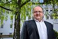 Alexander Schraml vor der Verwaltung des Landkreis-Kommunalunternehmens in Würzburg, in dem er nach 25 Jahren als Vorstand nun in die zweite Reihe zurückgetreten ist.&nbsp;