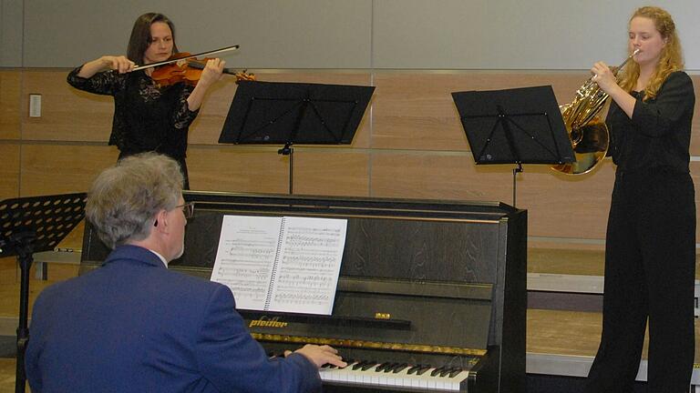 Für ein instrumentales Bonbon sorgten Stephan Eitel am Klavier, seine Gattin Iris Eitel-Nasoetion mit der Violine und seine Tochter Charlotte Eitel auf dem Waldhorn.